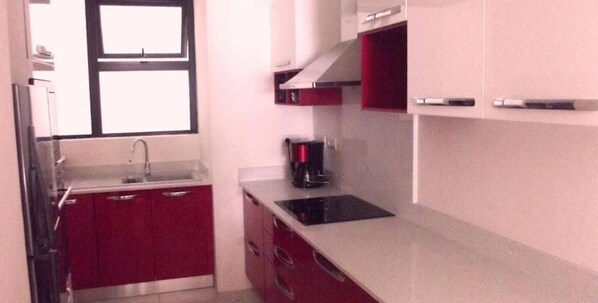 Frigorífico, microondas, horno y placa de cocina