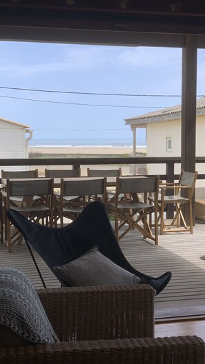 Outdoor dining - TRADITIONAL WOODEN CHALET ON STILTS WITH SEA VIEW (Gruissan)