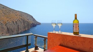 A coastal view with a bottle of Don Simon wine and two glasses on a balcony. - Casa Rousell - Altea, Costa Blanca (Altea)