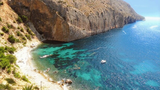 A coastal landscape with a rocky cliff, clear turquoise waters, and a sandy beach. - Casa Rousell - Altea, Costa Blanca (Altea)