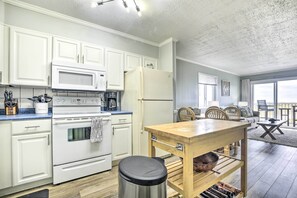 Réfrigérateur, four à micro-ondes, surface de cuisson, lave-vaisselle