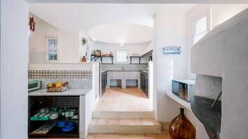 Frigorifero, microonde, forno, piano cottura