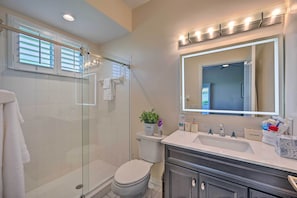 Articles de toilette gratuits, sèche-cheveux, serviettes fournies