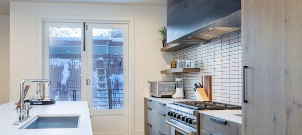 Condo, 3 Bedrooms | Private kitchen