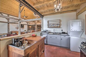 Fridge, microwave, stovetop, dishwasher - Bloomington Cabin: 4 Mi to Indiana University (Bloomington)