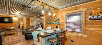 Private Hot Tub & Deck! Broken Bow Group Getaway