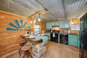 Micro-ondes, four, blender, batterie de cuisine, vaisselle et ustensiles