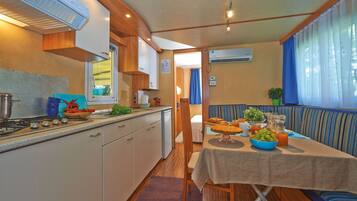 Kjøleskap og høy barnestol