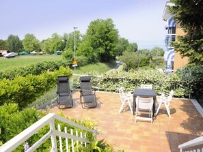 Outdoor dining - Holiday Home by Lake Garda with Garden (Lazise)