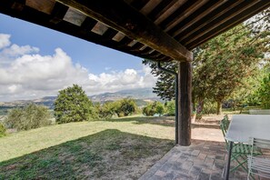 Outdoor dining - Belvilla by OYO Typical country house with pool (San Casciano dei Bagni)