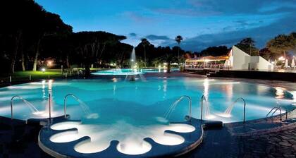 Chalet in Baia Domizia mit Privatstrand