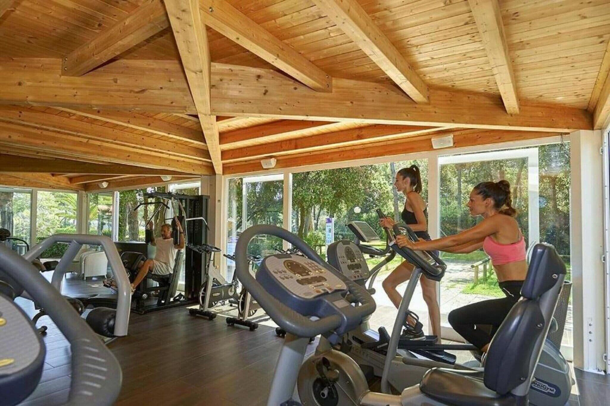 Ein Fitnessstudio mit Laufbändern, Ergometer und Krafttrainingsgeräten.