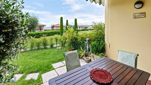 Outdoor dining - Apartment in Lazise with Lake View & Pool (Lazise)