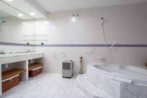 Bathtub, towels - Holiday Home "House in first line of sea" with Garden, Terrace & Shared Pool (Sitges)