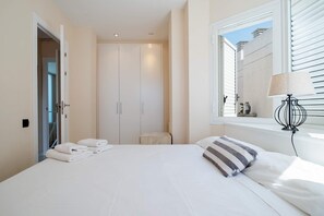 4 bedrooms, iron/ironing board, free WiFi, bed sheets - Holiday Home "House in first line of sea" with Garden, Terrace & Shared Pool (Sitges)