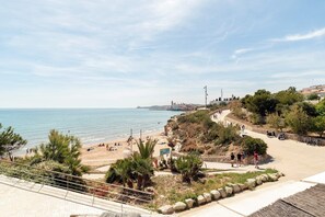 On the beach - Holiday Home "House in first line of sea" with Garden, Terrace & Shared Pool (Sitges)