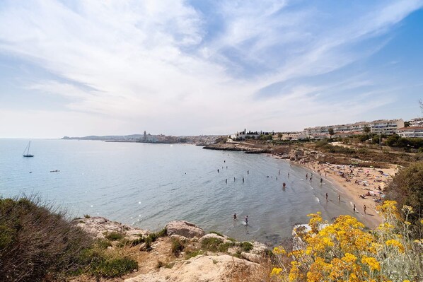 On the beach - Holiday Home "House in first line of sea" with Garden, Terrace & Shared Pool (Sitges)