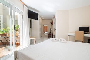 4 bedrooms, iron/ironing board, free WiFi, bed sheets - Holiday Home "House in first line of sea" with Garden, Terrace & Shared Pool (Sitges)