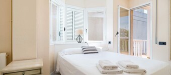 Holiday Home "House in first line of sea" with Garden, Terrace & Shared Pool