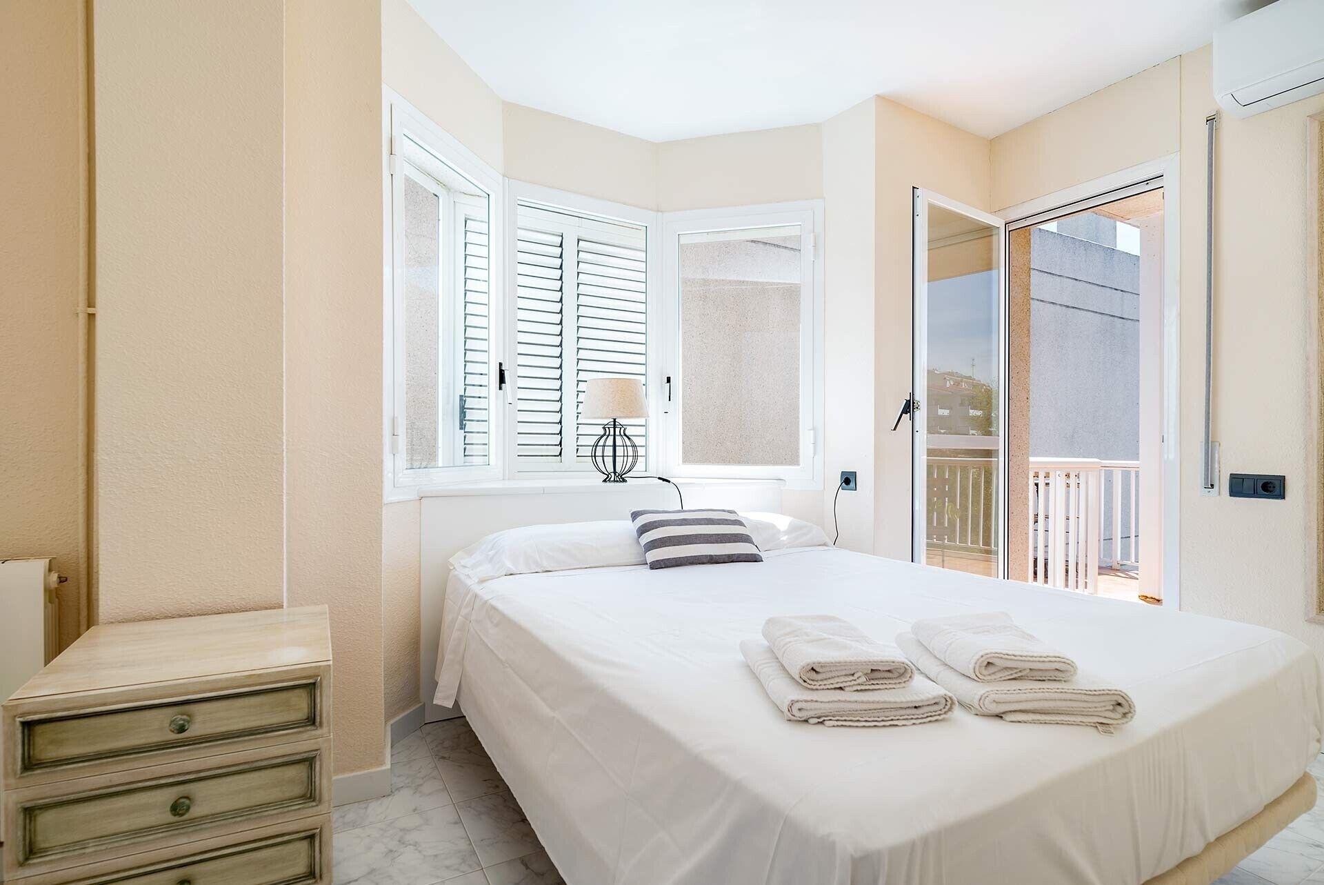 4 slaapkamers, een strijkplank/strijkijzer, gratis wifi, beddengoed