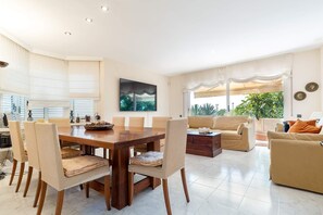 Dining - Holiday Home "House in first line of sea" with Garden, Terrace & Shared Pool (Sitges)