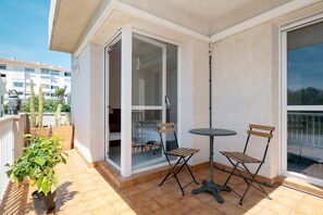 Outdoor dining - Holiday Home "House in first line of sea" with Garden, Terrace & Shared Pool (Sitges)