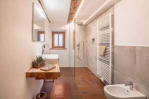 Shower, hair dryer, towels - Brantenhof Design Apartment "Pomum" with Shared Garden, Sauna, Balcony & Wi-Fi (Kurtatsch)
