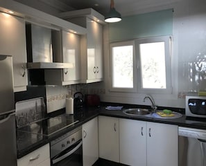 Een koelkast, een microgolfoven, een oven, een kookplaat