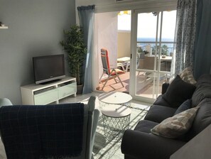 TV, stereo - Sunny Apartment on Burriana Beach with Sea View, Balcony, Wi-Fi & A/C (Nerja)