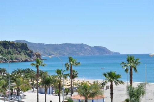 Sonnige Ferienwohnung am Strand von Burriana mit Meerblick, Balkon, WLAN & Klimaanlage