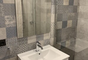 Shower, hair dryer, towels - Holiday Apartment 'Wonderful Beach" with Sea View, Wi-Fi, Air Conditioning & Terrace (Nerja)