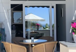 Outdoor dining - Holiday Apartment 'Wonderful Beach" with Sea View, Wi-Fi, Air Conditioning & Terrace (Nerja)