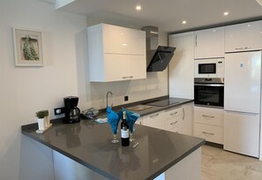 Frigorifero, forno, piano cottura, lavastoviglie