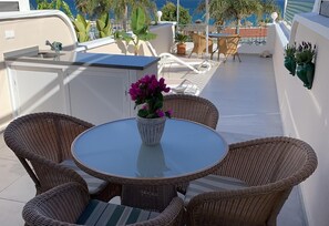 Outdoor dining - Holiday Apartment 'Wonderful Beach" with Sea View, Wi-Fi, Air Conditioning & Terrace (Nerja)