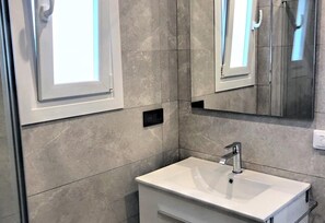 Shower, hair dryer, towels - Lovely Modern Apartment on the Front Line with Sea View, Wi-Fi, A/C & Balcony (Nerja)