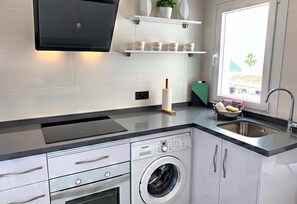 ثلاجة، ميكروويف، فرن، موقد طهي مسطح