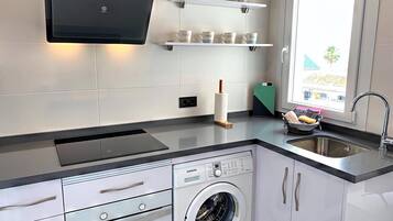 Een koelkast, een magnetron, een oven, een kookplaat