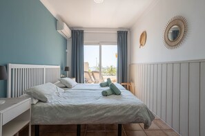 1 bedroom, iron/ironing board, free WiFi, bed sheets - 'Sunny Apartment Front Line Burriana' Near the Beach with Sea View, Wi-Fi, A/C & Balcony (Nerja)