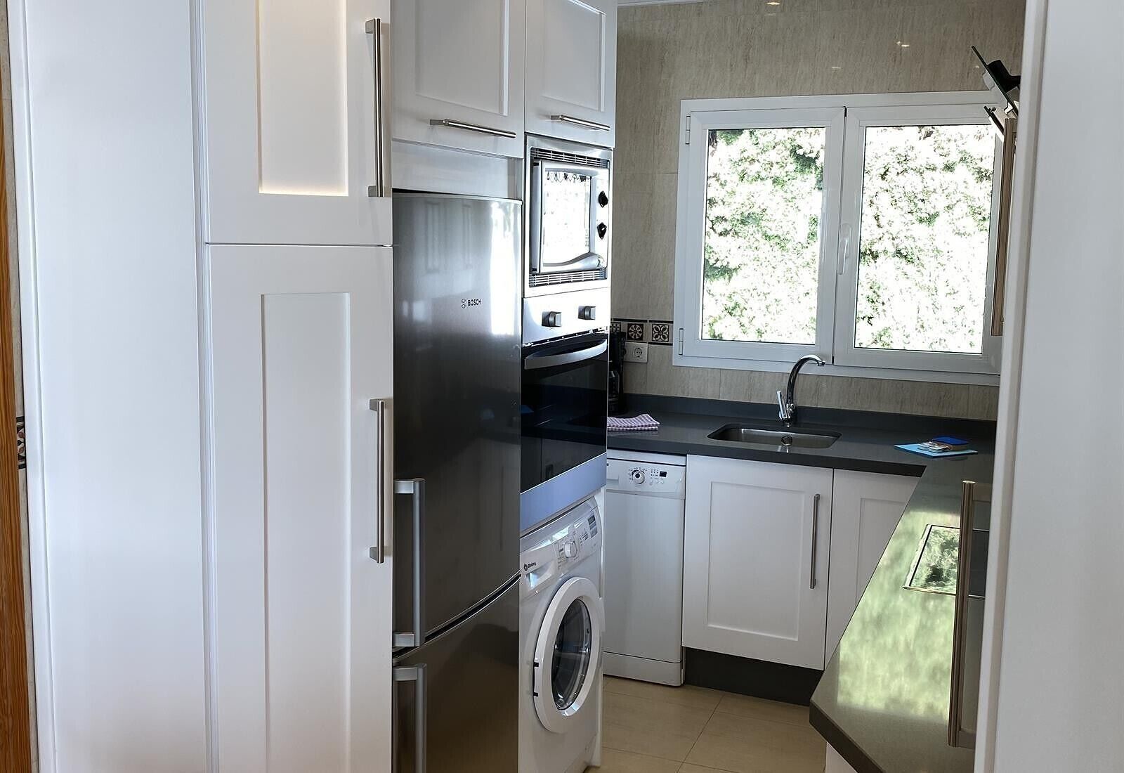 Refrigerador, microondas, horno y parrilla de estufa 