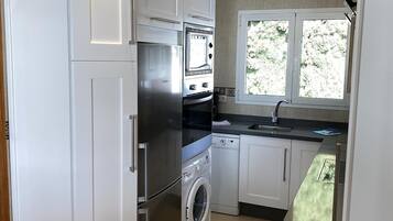 Refrigerador, microondas, horno y parrilla de estufa