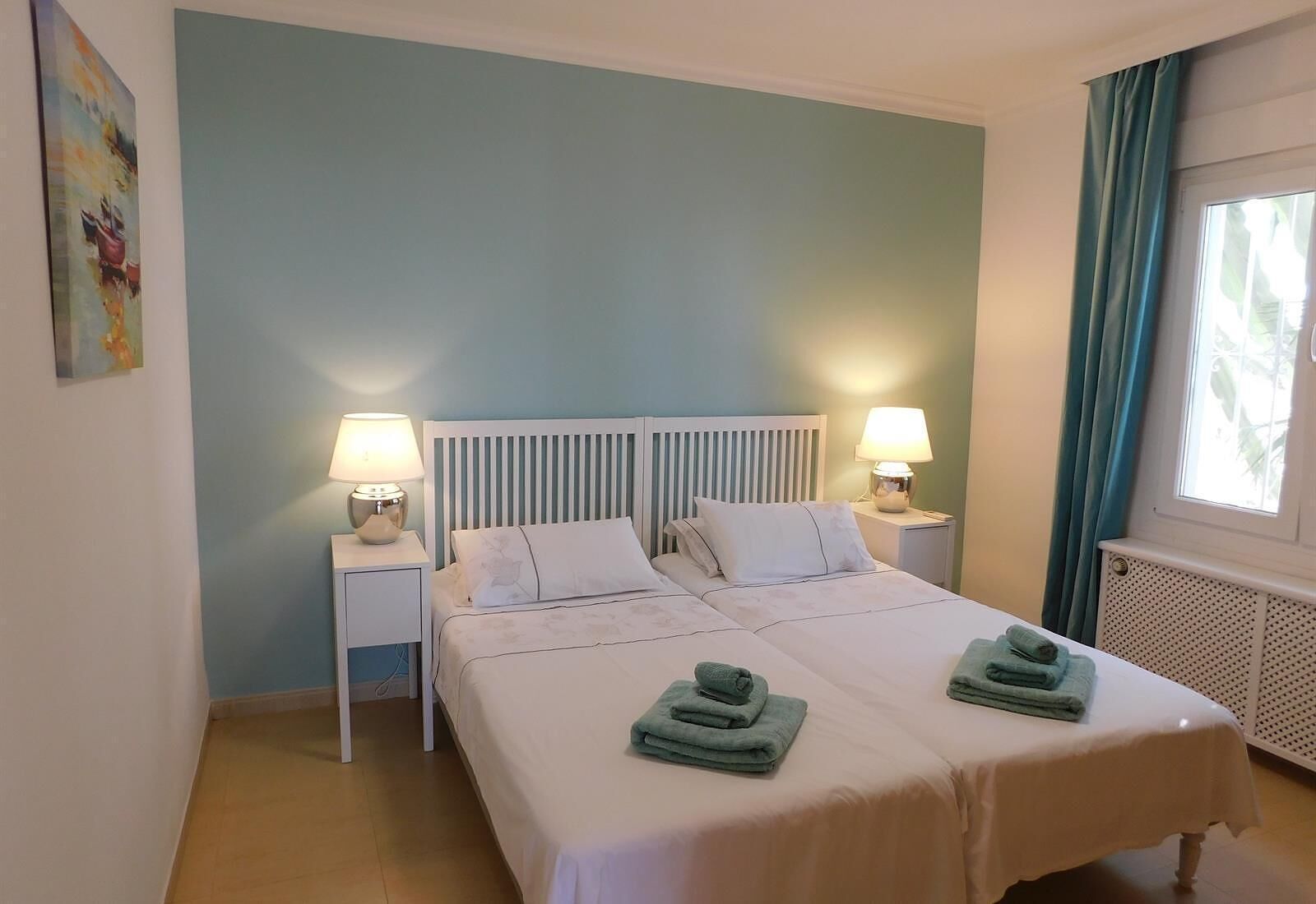 3 slaapkamers, een strijkplank/strijkijzer, gratis wifi, beddengoed