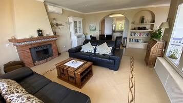 Een televisie en een open haard