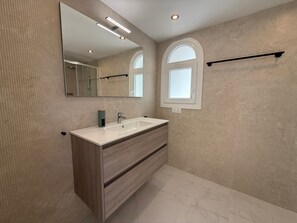 Bathtub, hair dryer, towels - Villa 'La Chinita' with Sea & Mountain View, Pool and Wi-Fi (Nerja)