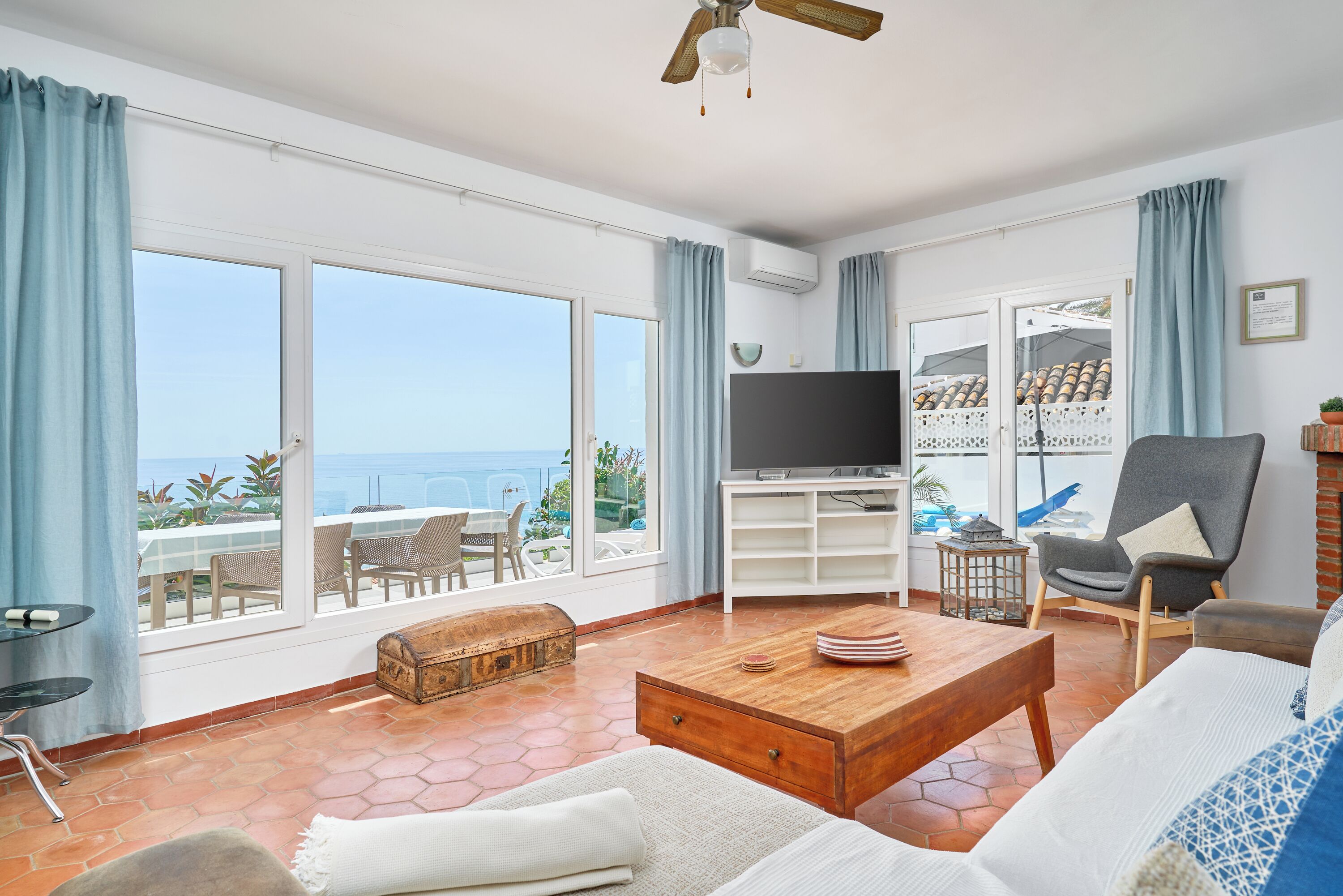 Télévision, cheminée