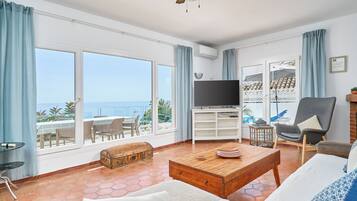 Televisión y chimenea