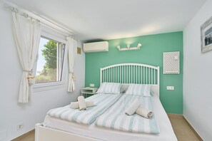 3 bedrooms, iron/ironing board, free WiFi, bed sheets - Villa 'La Chinita' with Sea & Mountain View, Pool and Wi-Fi (Nerja)