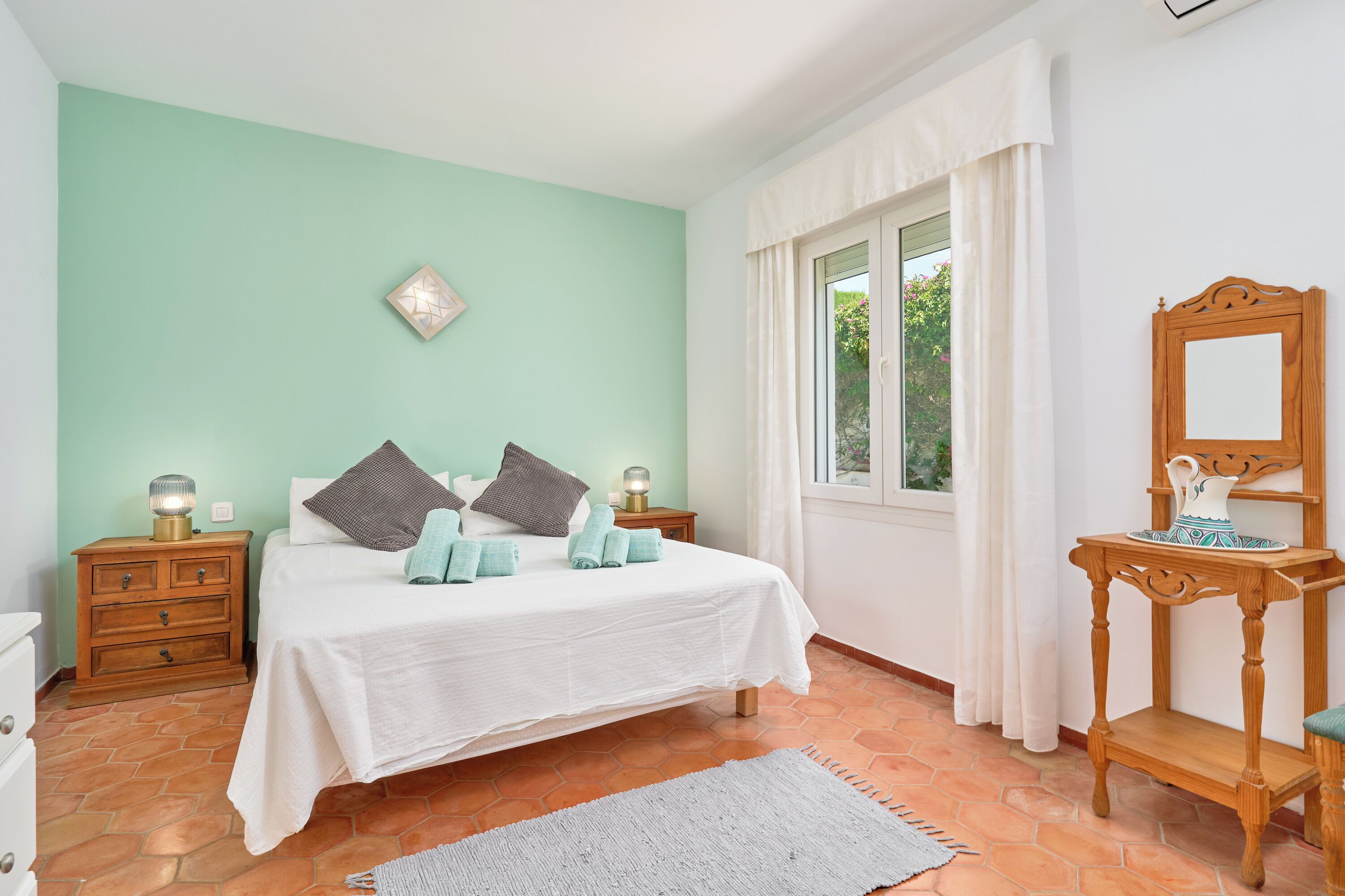 3 slaapkamers, een strijkplank/strijkijzer, gratis wifi, beddengoed