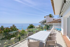 Outdoor dining - Villa 'La Chinita' with Sea & Mountain View, Pool and Wi-Fi (Nerja)