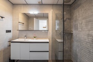 Douche, sèche-cheveux, serviettes fournies