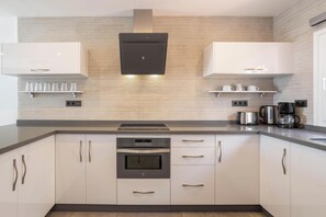 Een koelkast, een magnetron, een oven, een kookplaat